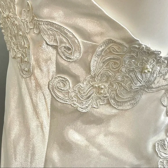 M VS Victoria’s Secret Vintage Embellished Perl White Satin Bride Slip and Robe - Picture 9 of 13